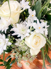 Load image into Gallery viewer, Simply Classic Bouquet, close up